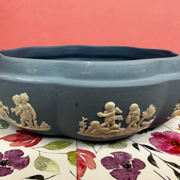 Wedgwood Blue Jasperware, Trinket Box With Lid, 5” Round Scalloped Garden Theme - Picture 9 of 17